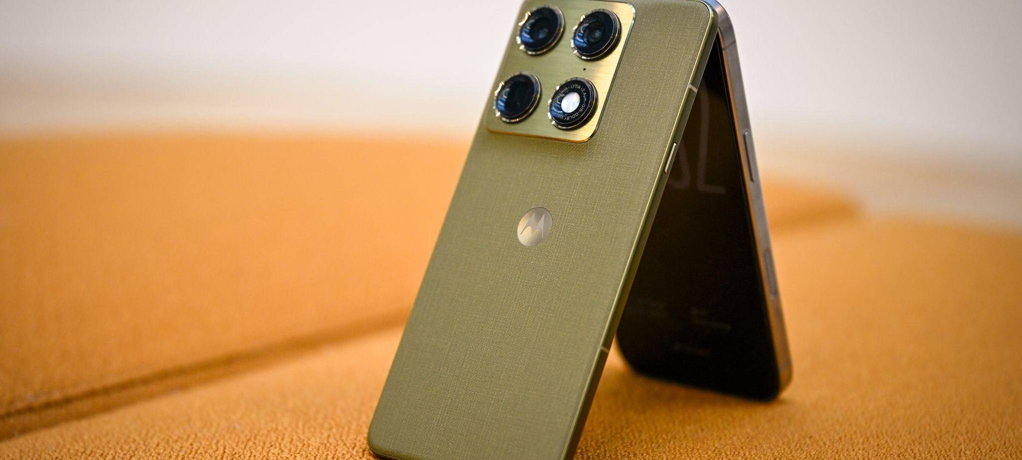 Motorola Signature und Phone 16 Pro Max lehnen einander