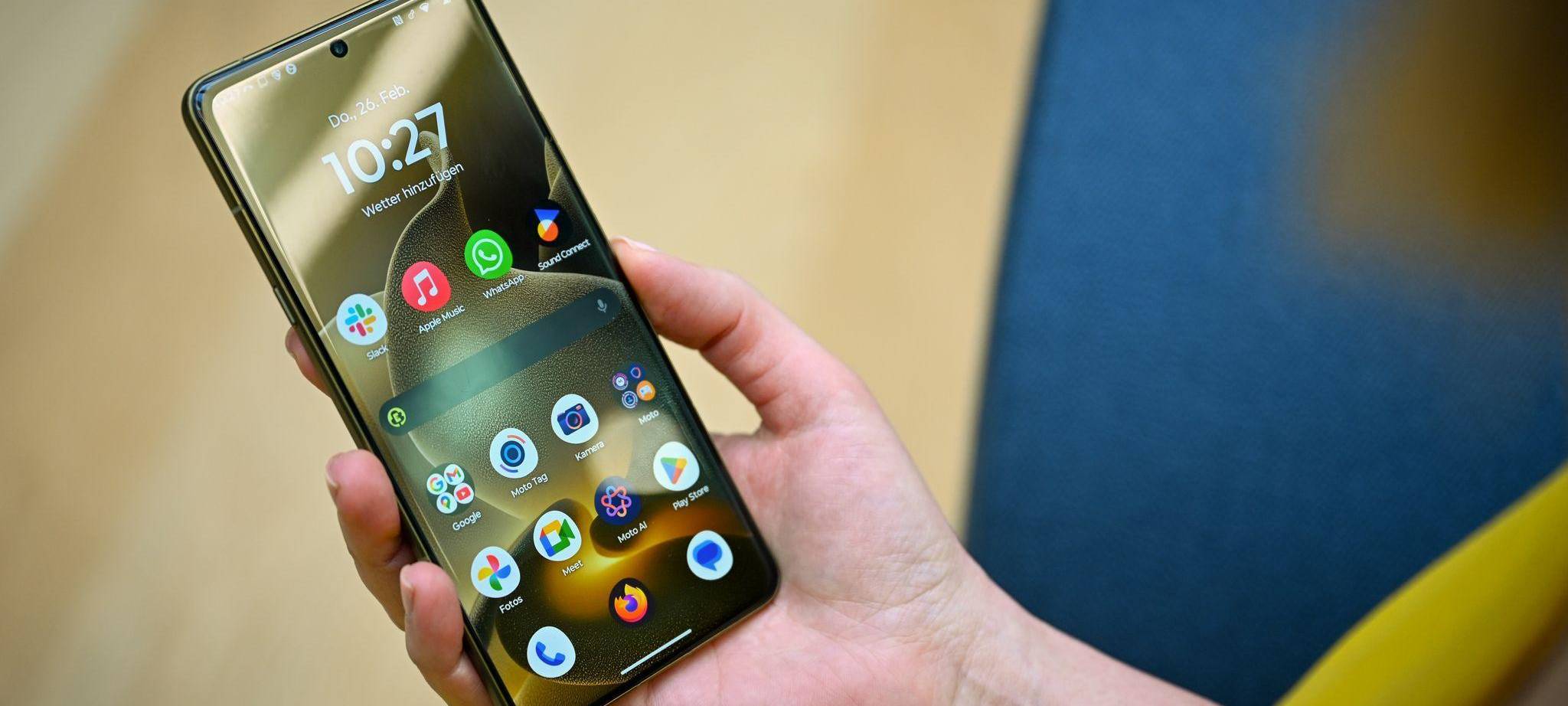 Eine Frau hält das Motorola Signature in der Hand