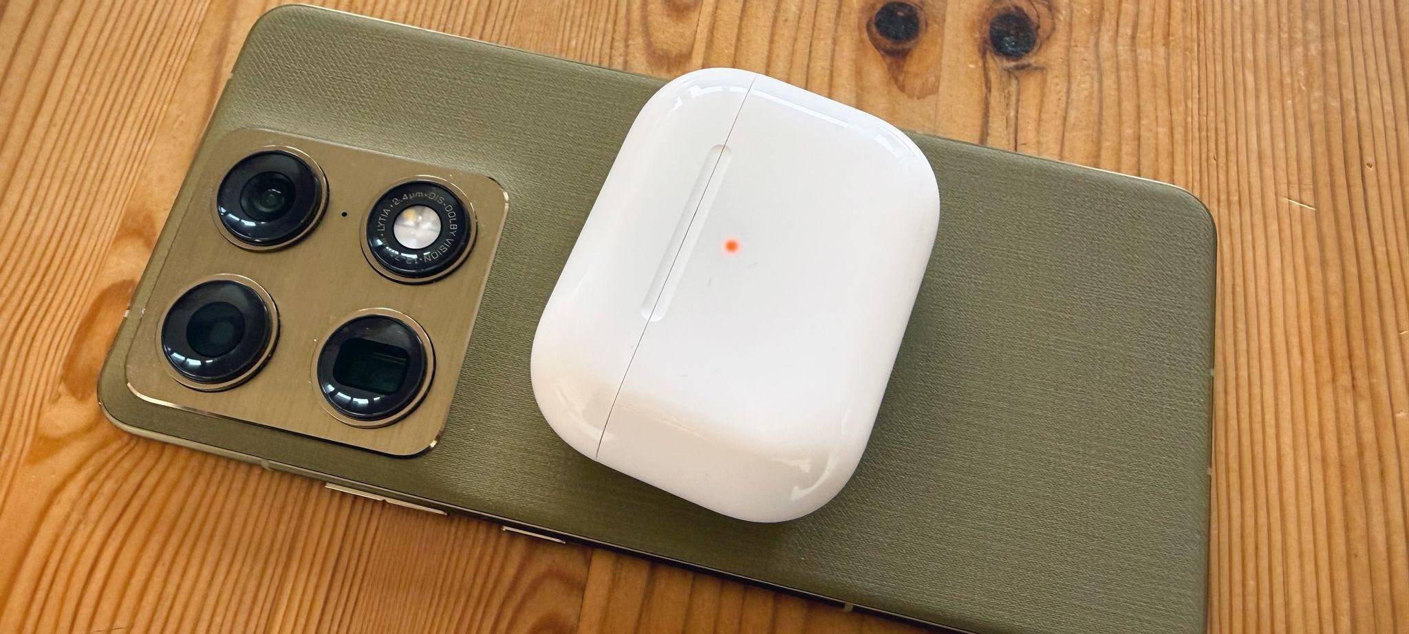 Motorola Signature und In-Ears liegen auf einem Tisch