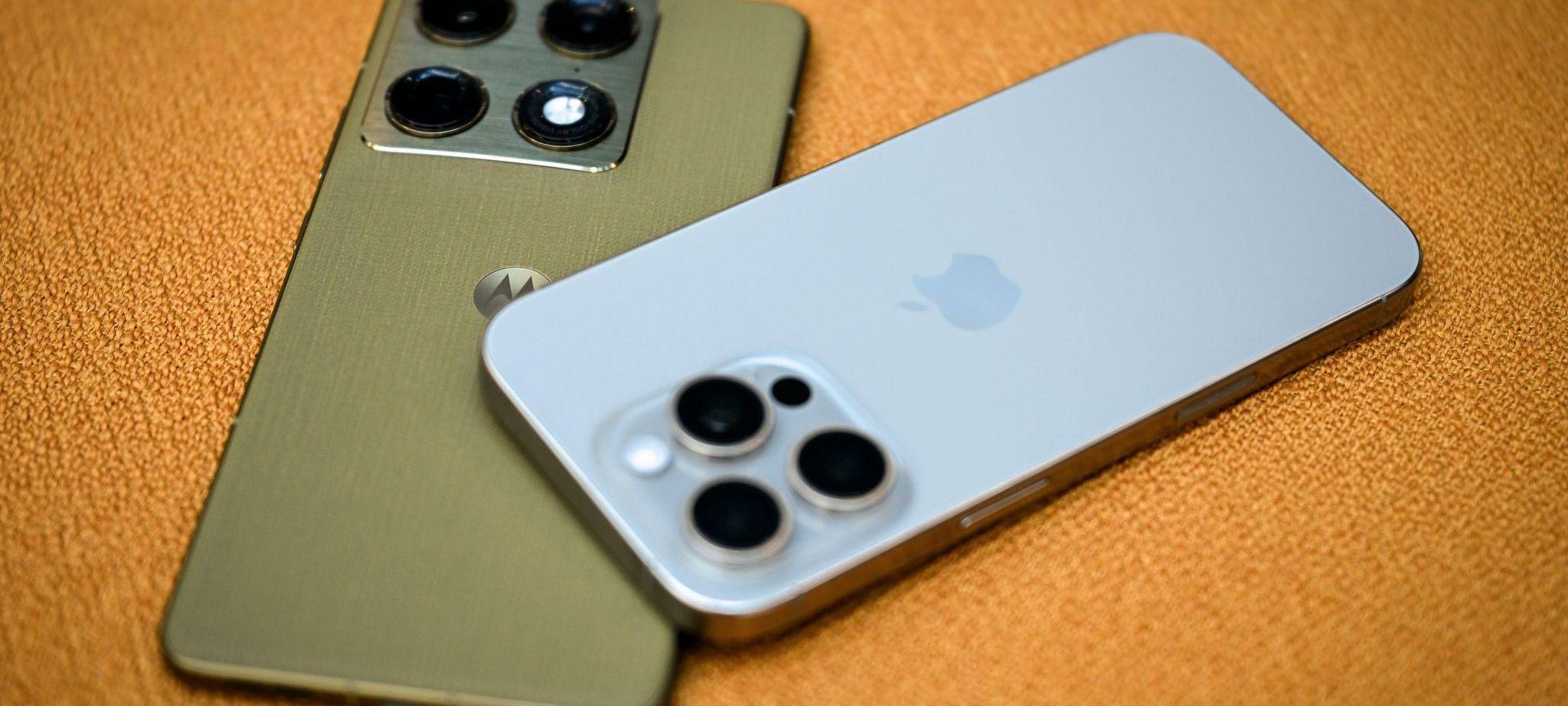 Motorola Signature und iPhone 16 Pro Max liegen übereinander