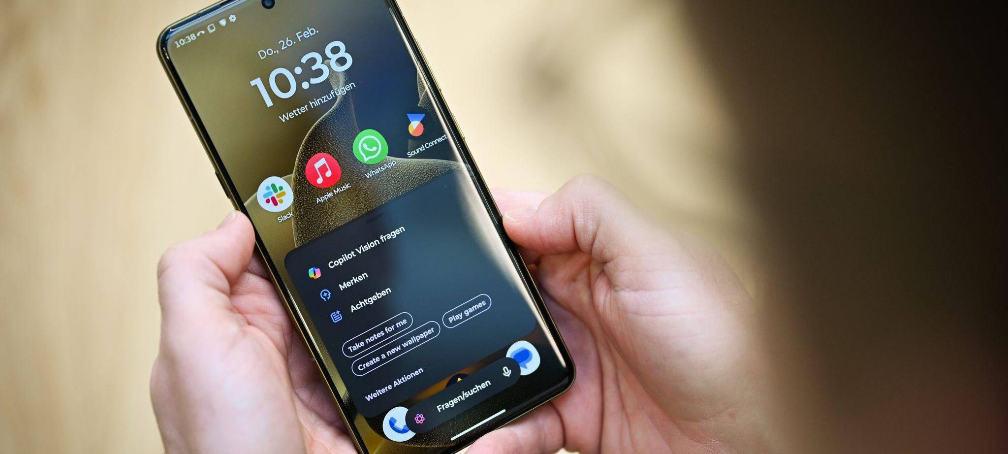 Ein Mann hält das Motorola Signature in den Händen