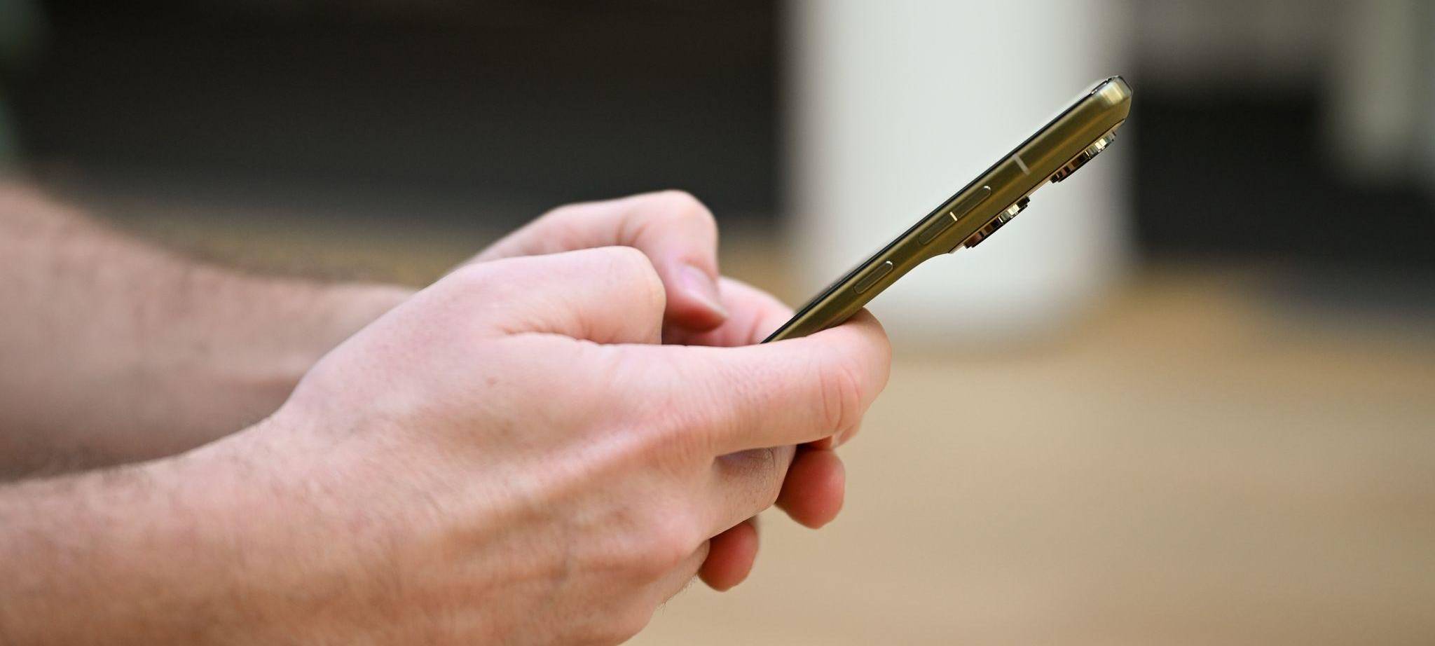 Ein Mann hält das Motorola Signature in den Händen