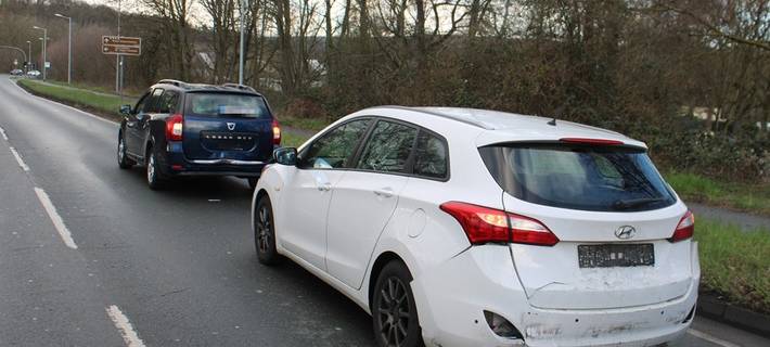 Bei dem Unfall fuhr der 20-Jährige gegen einen Hyundai i30, der wiederum gegen einen Dacia Logan stieß.