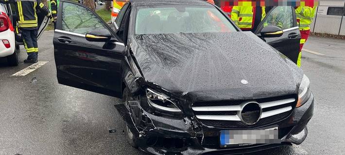 Bei einem Unfall am Freitagmittag (13.03.2026) auf der Pappelstraße wurde unter anderem ein Mercedes-Benz C180 beschädigt.