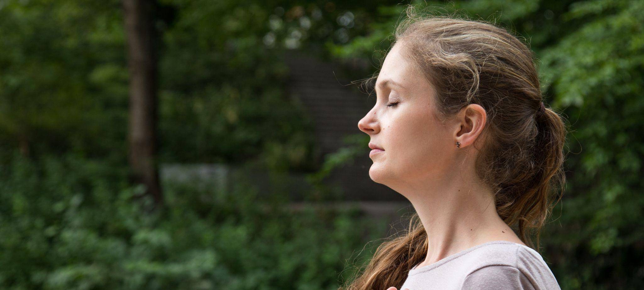 Eine junge Frau macht Atemübungen