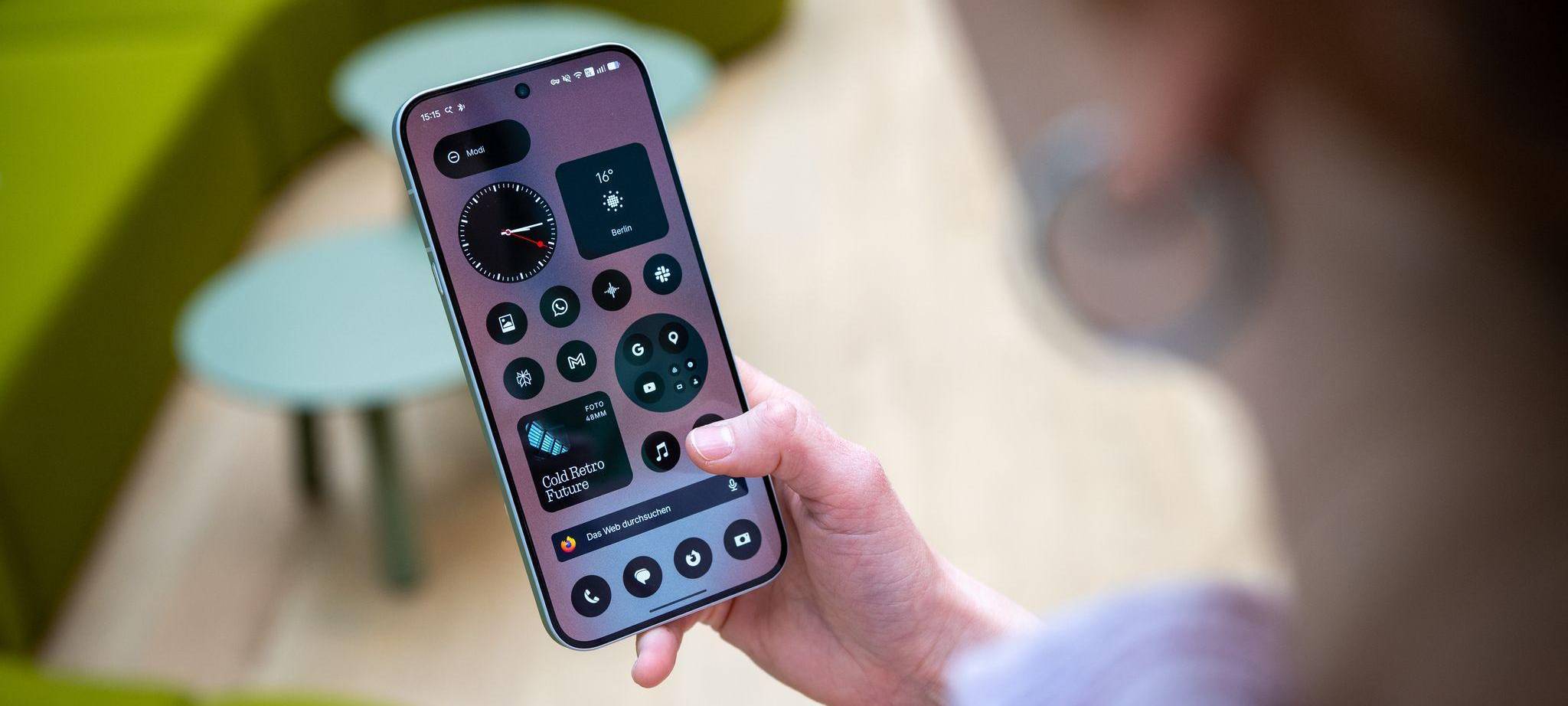 Eine Frau hält das Nothing Phone (4a) Pro