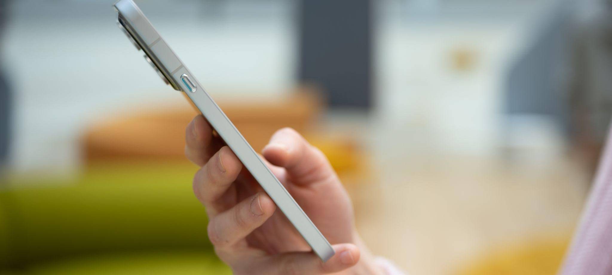 Eine Frau hält das Nothing Phone (4a) Pro