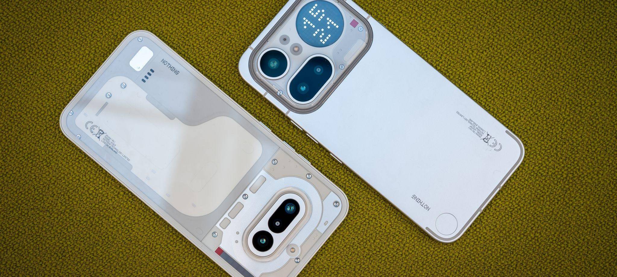 Das Nothing Phone (4a) neben dem Nothing Phone (4a) Pro (r)