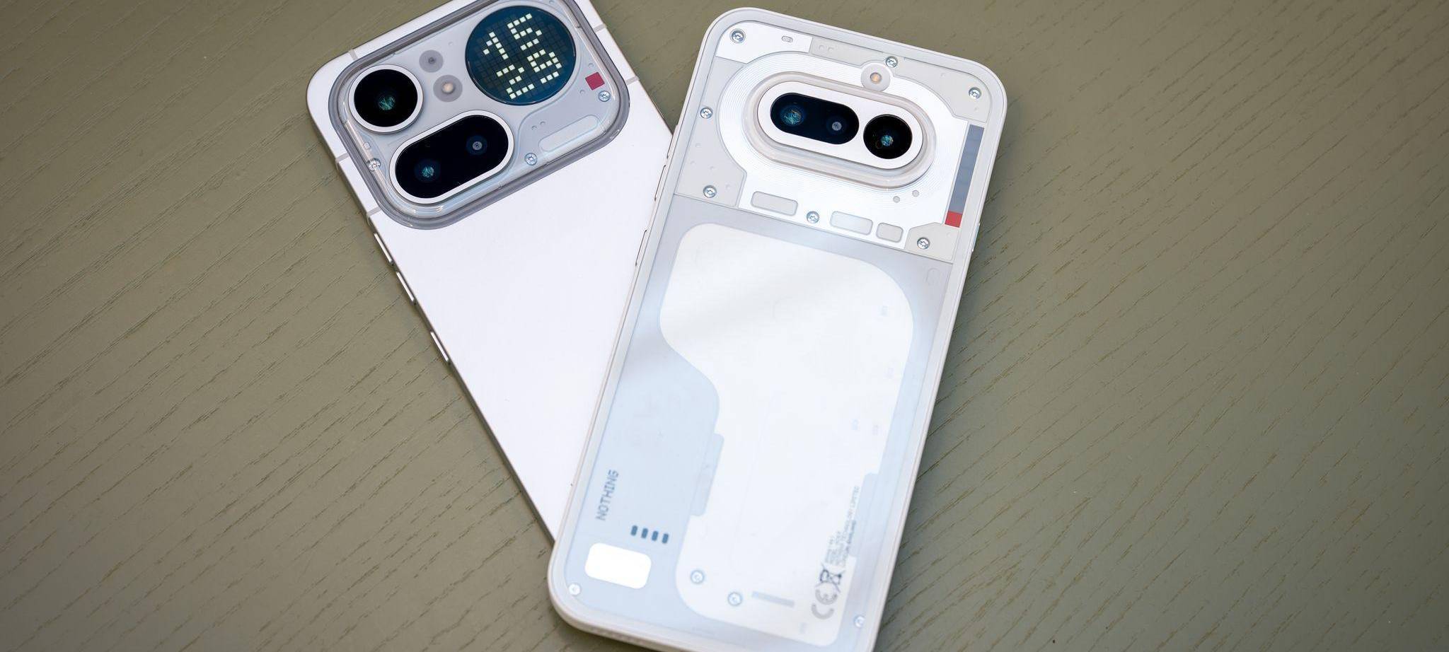 Das Nothing Phone (4a) liegt auf dem Nothing Phone 4a Pro