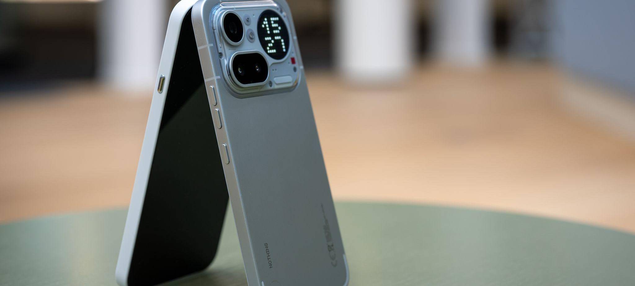 Das Nothing Phone (4a) Pro (r) lehnt an dem Nothing Phone (4a)