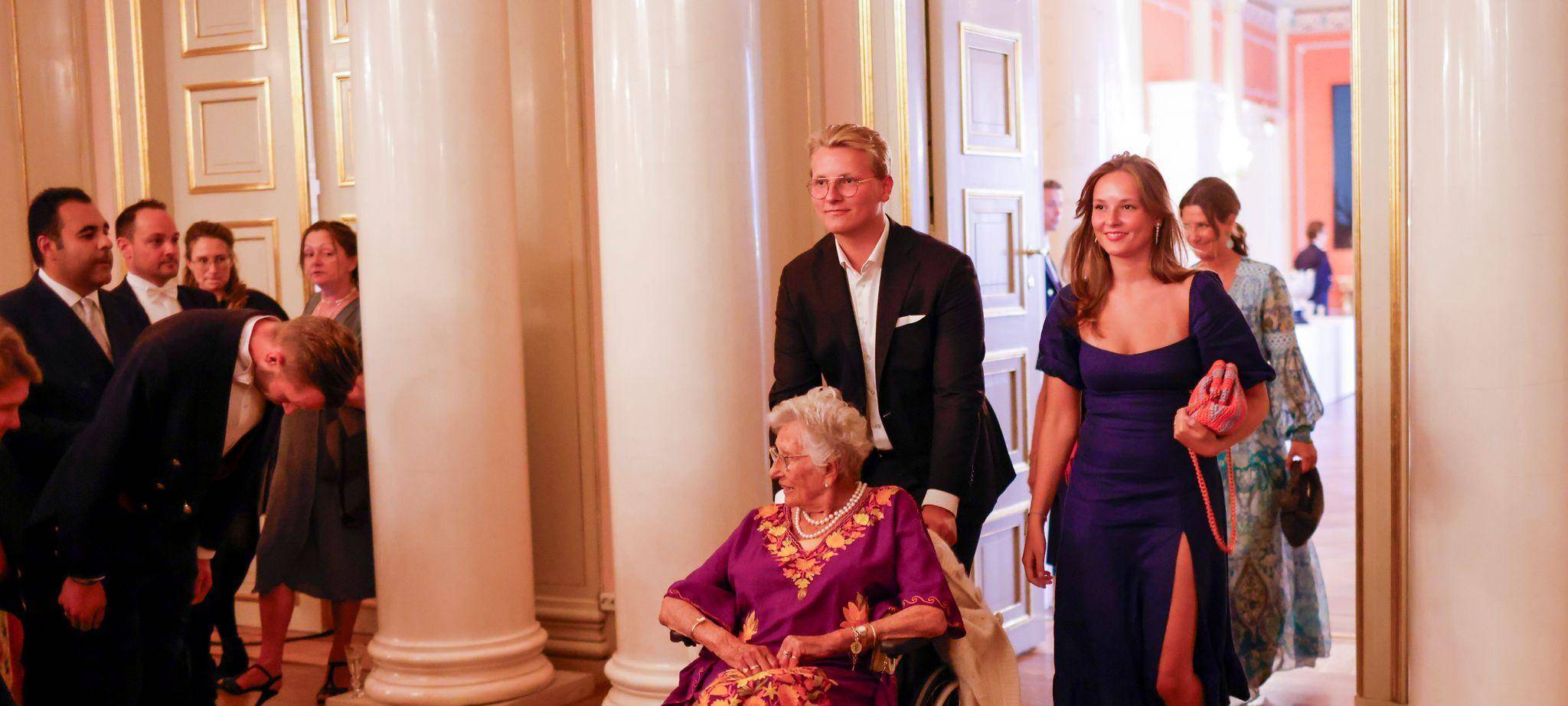 Prinzessin Astrid (vorne)