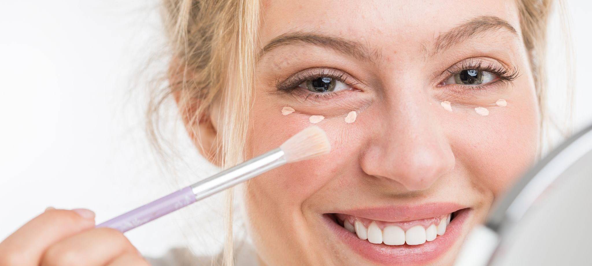 Eine Faru trägt Concealer auf