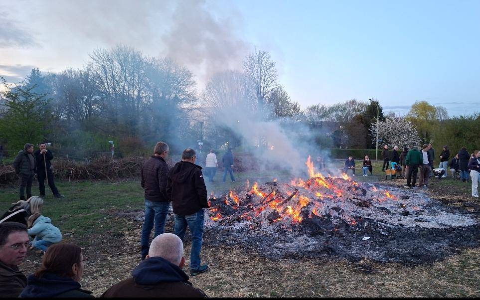 Osterfeuer: Gemeinschaft, Flammen und Frühlingsgefühle