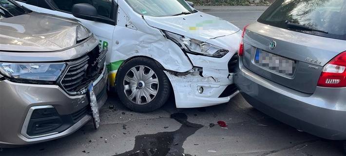 An der Hohenlimburger Straße verursachte ein 23 Jahre alter Autofahrer am Mittwochnachmittag (08.04.2026) einen Unfall, bei dem drei Personen leichte Verletzungen erlitten.