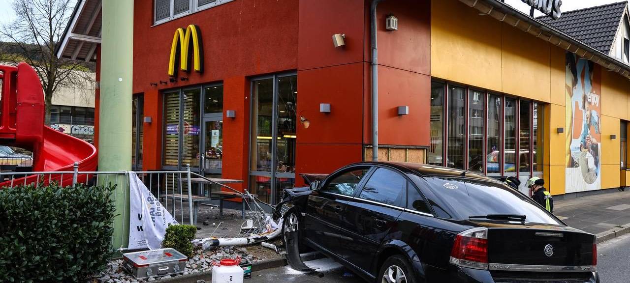 Auto kracht in Mac Donalds
