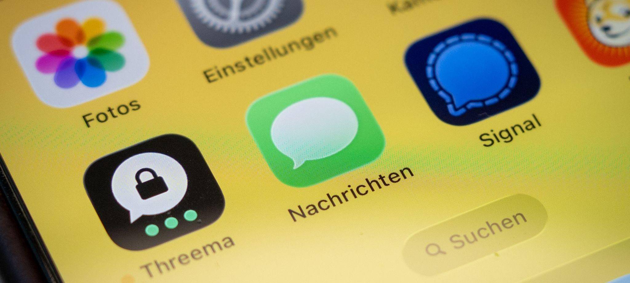 Messenger-Apps Threema, Nachrichten und Signal auf einem Handy