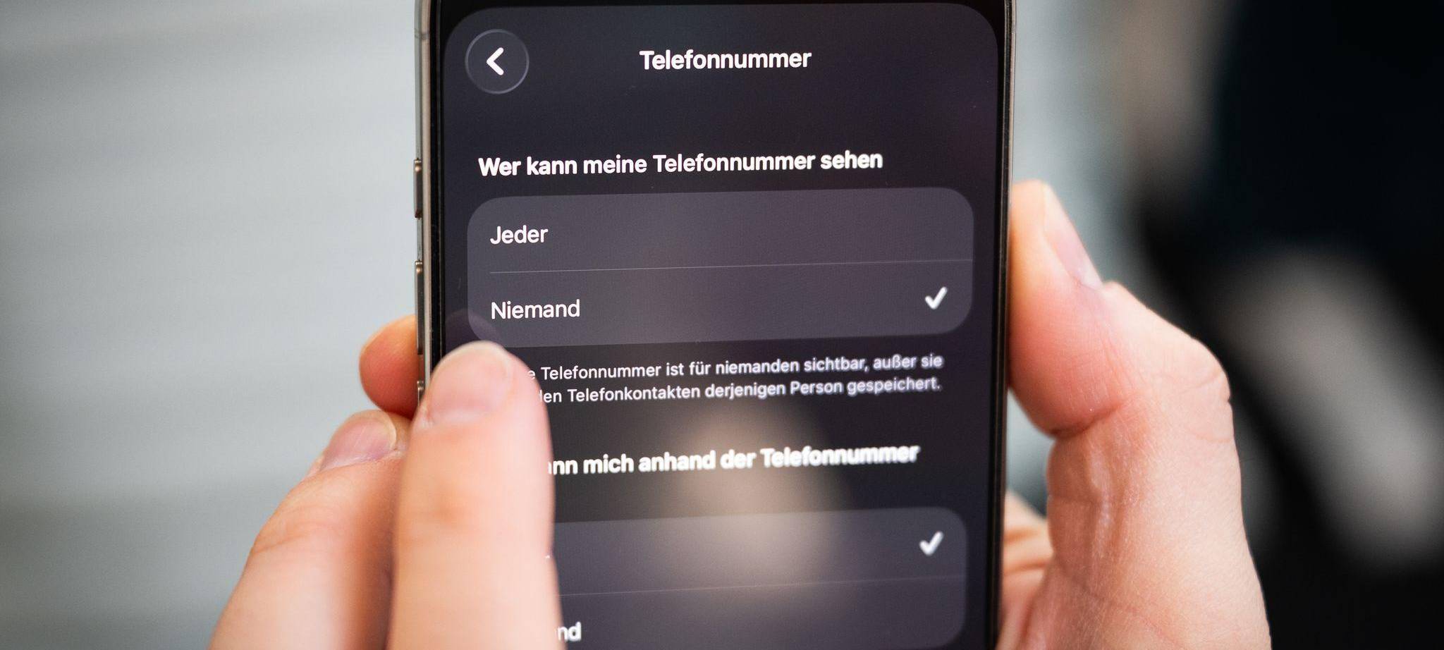 Ein Mann in den Einstellungen der App Signal