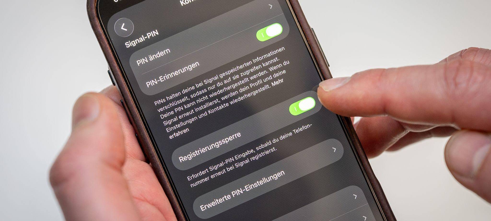 Ein Mann aktiviert die Registrierungssperre der App Signal