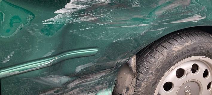 An dem Audi stellten die Einsatzkräfte abgebrochene Fahrzeugteile, Deformationen sowie Kratzer fest.