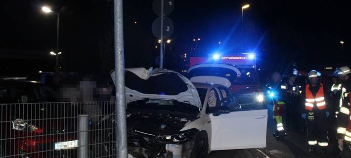 Es entstand ein großer Schaden an dem beteiligten VW Golf. Die Front war stark deformiert und zum Teil abgebrochen.