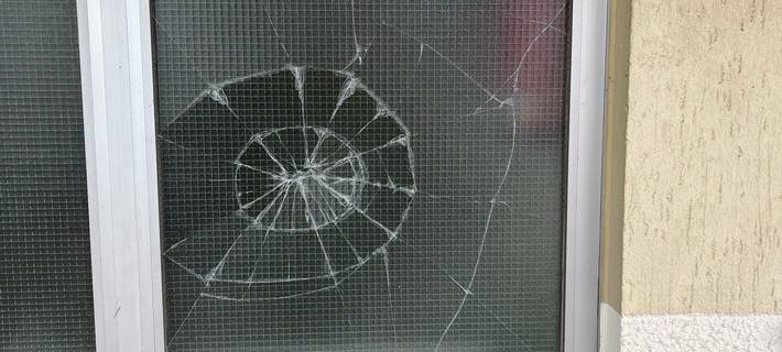 Die Polizei sucht nach Zeugen, die Hinweise auf einen Jugendlichen geben können, der eine Fensterscheibe eines Hagener Gemeindehauses beschädigt hat.