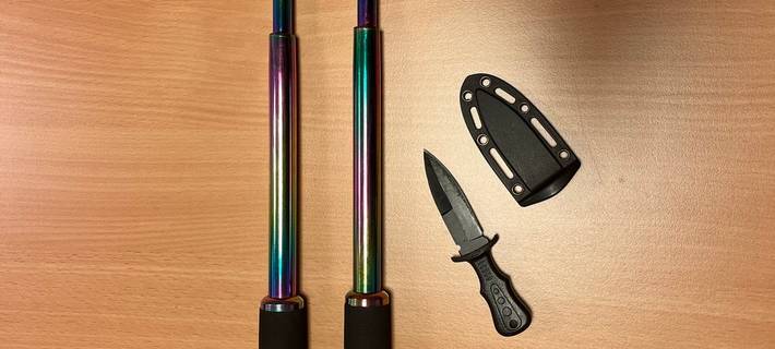 Als Einsatzkräfte des Schwerpunktdienstes am Freitag (05.06.2026) mehrere Jugendliche in Wehringhausen kontrollierten, fanden sie unter anderem zwei Teleskopschlagstöcke sowie ein Messer.