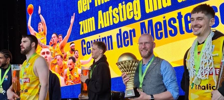 Sportler, Kultur- und Wirtschaftsleute reden mit Fernuni