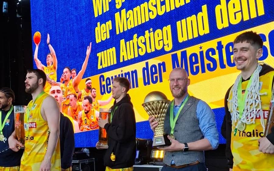 Sportler, Kultur- und Wirtschaftsleute reden mit Fernuni