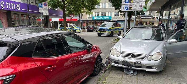 Bei der Unfallaufnahme stellten die Beamten zum Teil starke Schäden an den beteiligten Fahrzeugen und dem Schild fest. Dessen Mast knickte aufgrund der Wucht des Zusammenstoßes um.