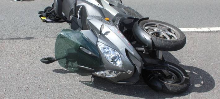 Ein 36-jähriger Motorrollerfahrer stürzte bei einem Unfall in Vorhalle und musste anschließend ins Krankenhaus. Der Unfallverursacher ist flüchtig.