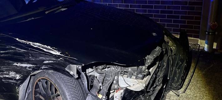 Der Mercedes-Benz des 26-Jährigen wies starke Schäden auf.