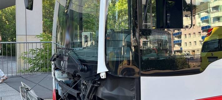 Der BMW des Unfallverursachers kollidierte beim Vorbeifahren mit einem geparkten Linienbus.