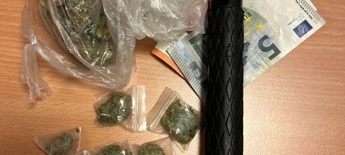 Beim Schwerpunkteinsatz am Samstag (04.07.2026) stellten die eingesetzten Beamten mehrere Einheiten Cannabis sowie einen verbotenen Teleskopschlagstock sicher.