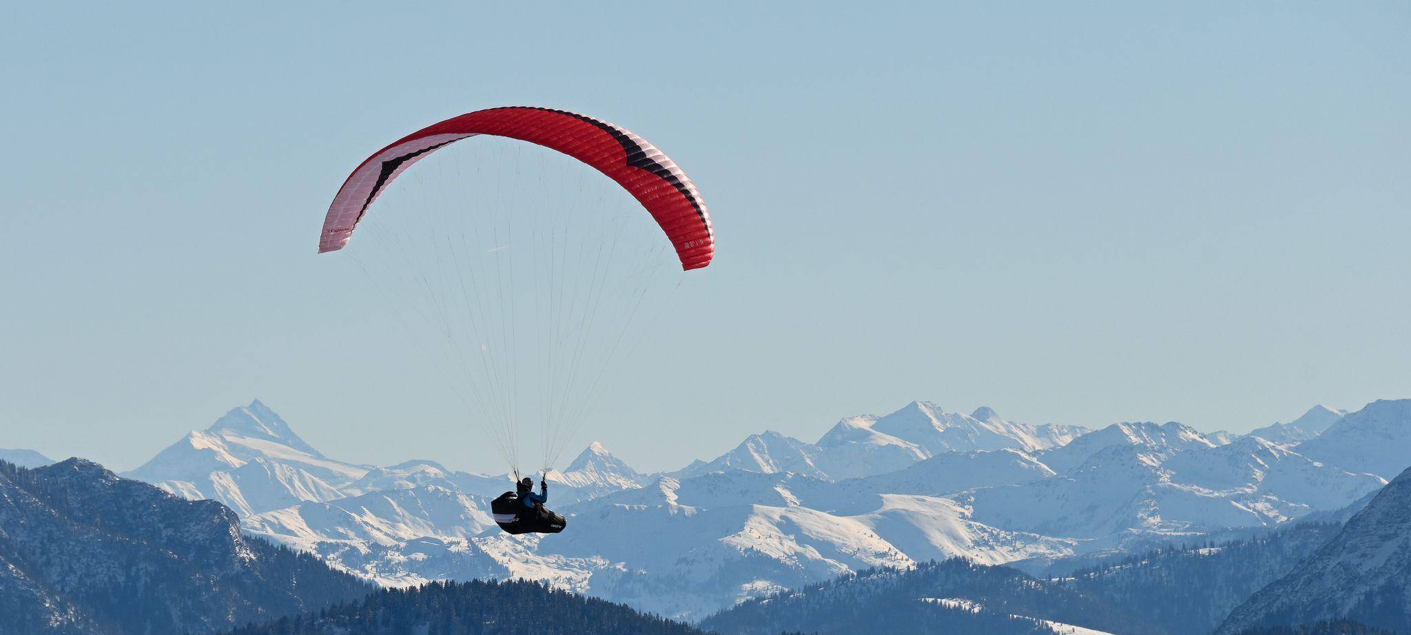 Paraglider in den Alpen