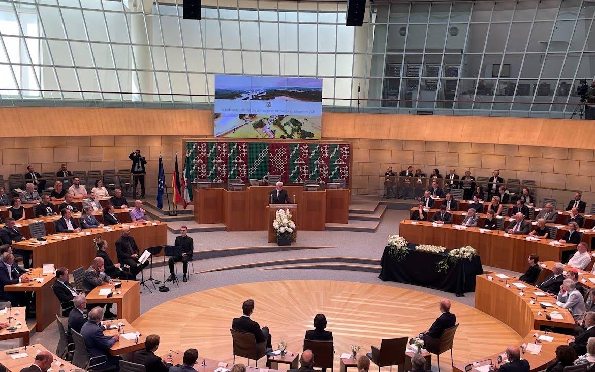 Bundespräsident Steinmeier gedenkt im Landtag der Opfer der Flutkatastrophe