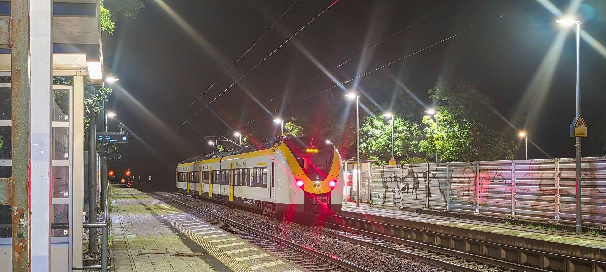Nach Streit - Bahn-Sicherheitsmann stürzt aus Zug