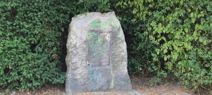 Fehlende Kupfertafel im Ennepepark.
