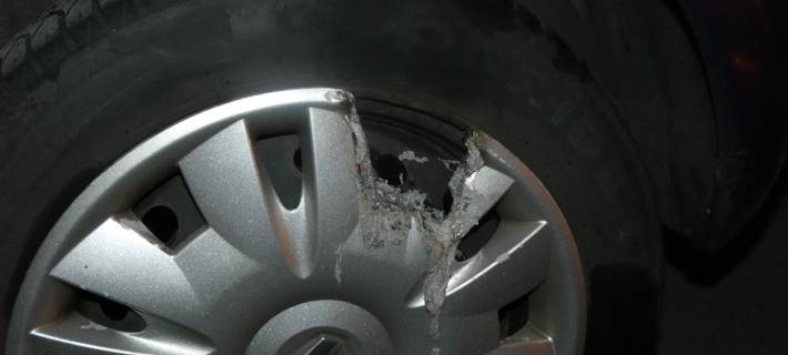 In Brand gesetzte Radkappe.