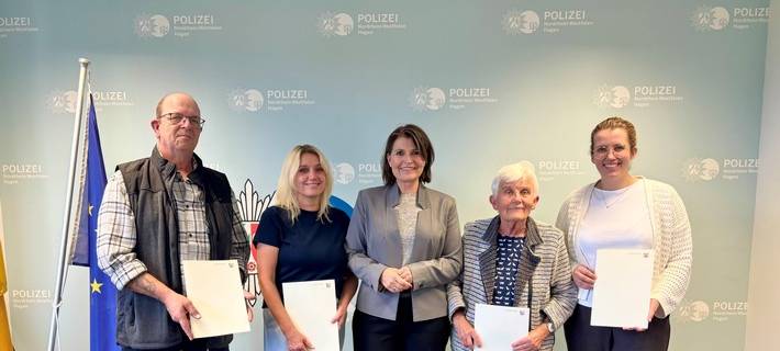 Von Ursula Tomahogh erhielten die Seniorin, ihre Tochter und Enkeltochter sowie der Anwohner eine Urkunde sowie die Medaille "Dank und Anerkennung" der Polizei Hagen.
