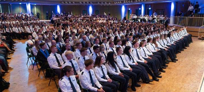 Mehr als 300 Absolventinnen und Absolventen der Hochschule für Polizei und öffentliche Verwaltung Nordrhein-Westfalen (HSPV NRW) haben am Freitag (28.08.2026) in der Stadthalle Hagen ihren Bachelorabschluss gefeiert.