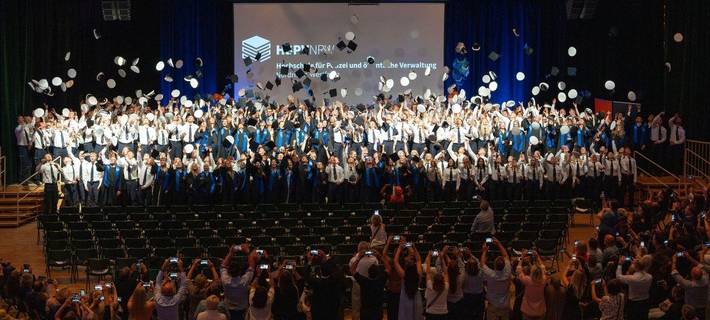 Die Graduierungsfeier war Teil von insgesamt acht landesweiten Feiern, bei denen in diesem Jahr mehr als 3.900 Absolventinnen und Absolventen des Einstellungsjahrgangs 2023 ihren erfolgreichen Studienabschluss feierten.