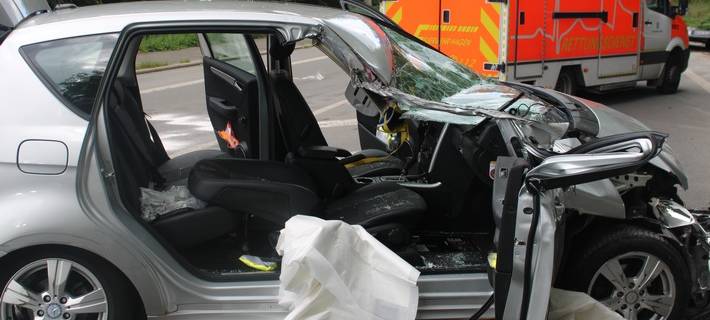 Polizeikräfte nahmen den Unfall auf und stellten fest, dass der Mercedes ein Totalschaden war. Er wurde abgeschleppt.