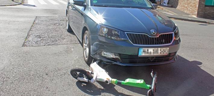 Eine 40-jährige E-Scooter-Fahrerin erlitt bei einem Sturz am Montagnachmittag (07.09.2026) schwere Verletzungen.