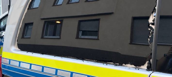 Streifenwagen durch Messerwurf beschädigt