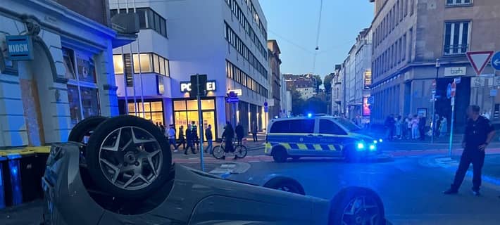 Ein sogenanntes Mikroauto verunfallte am Freitagabend (25.09.2026) in der Hindenburgstraße und überschlug sich, nachdem es mit einem VW Touran kollidierte.