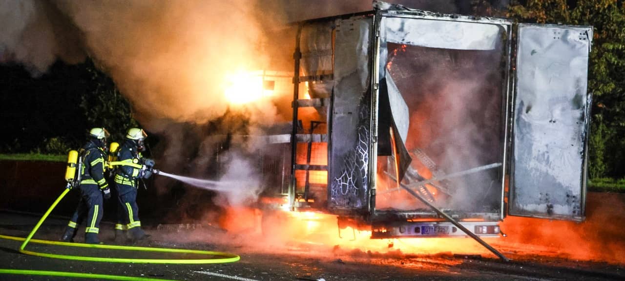 Lkw-Anhänger brennt auf der A1 bei Hagen