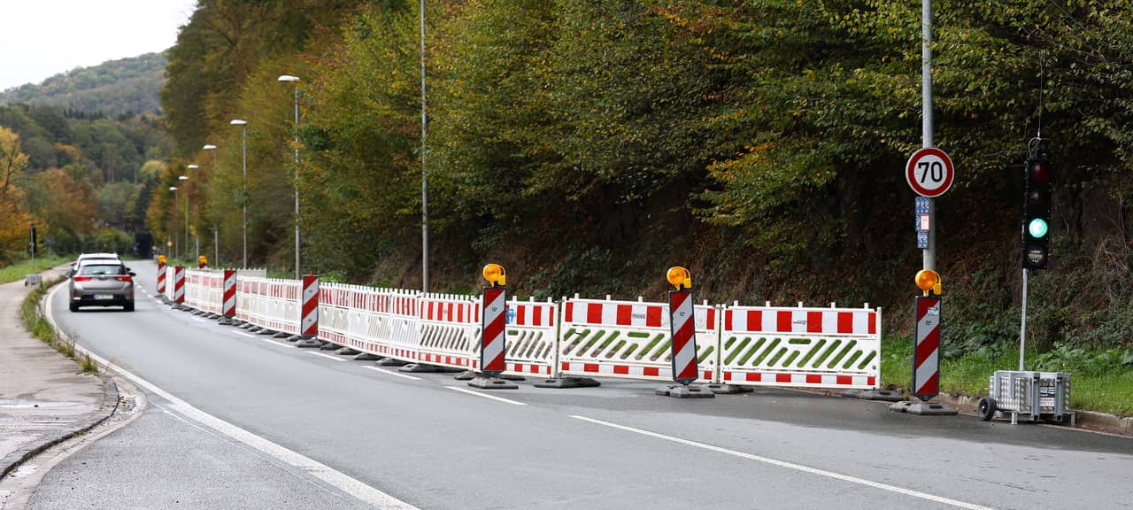 Fels auf Fahrbahn gestürzt