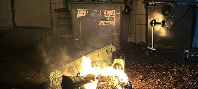 Auch im Umfeld des Volksparks hat eine Mülltonne gebrannt.
