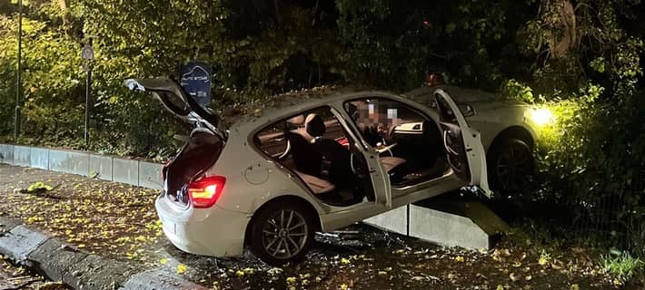 Ein 32 Jahre alter Autofahrer versuchte vor zivilen Polizeikräften zu flüchten. Dabei verlor er die Kontrolle über seinen Wagen und verunfallte.