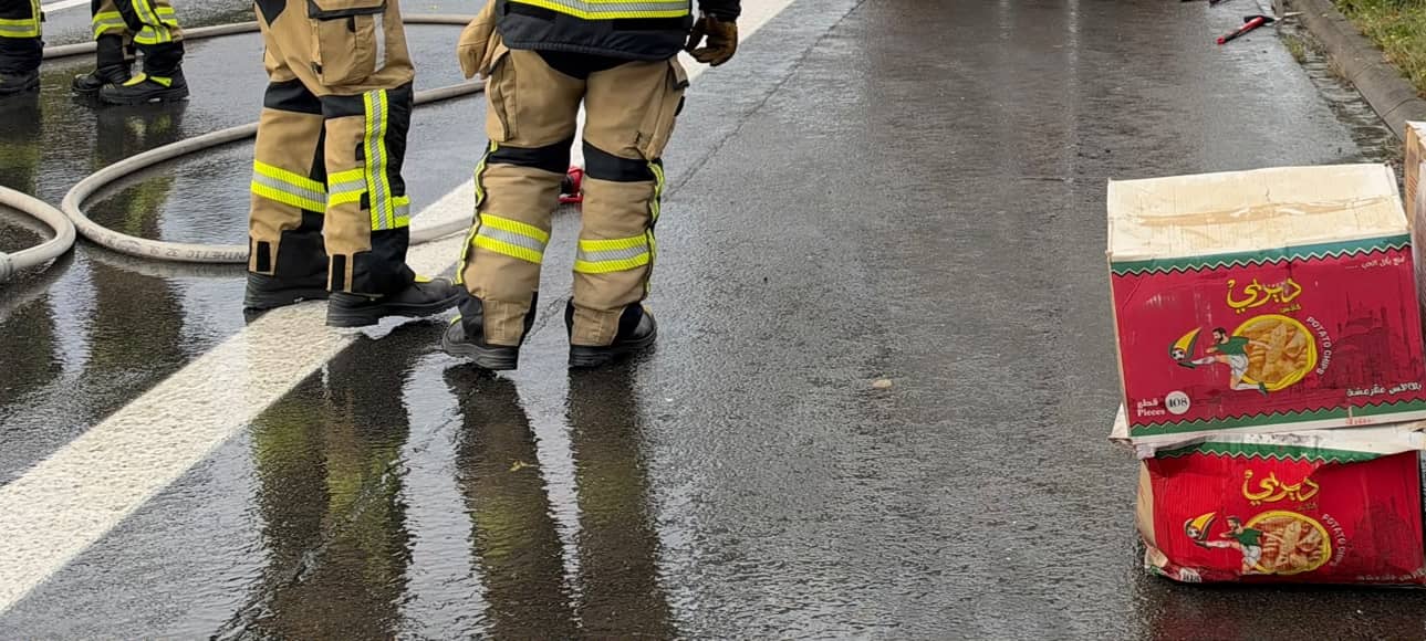 Brennender Chipslaster auf A45